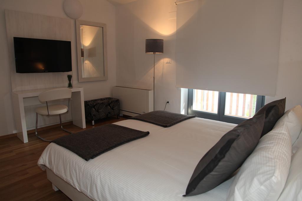 Boutique Hotel Dvor Dobrovo Rum bild