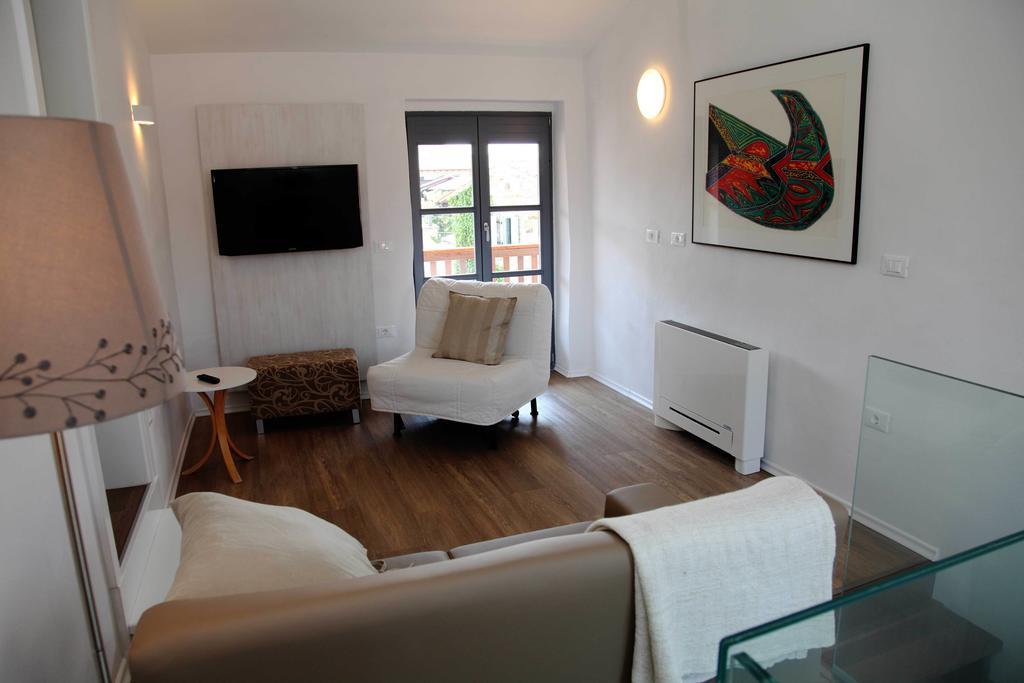 Boutique Hotel Dvor Dobrovo Rum bild