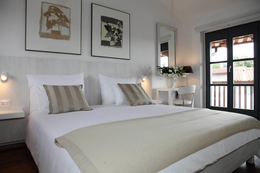 Boutique Hotel Dvor Dobrovo Rum bild