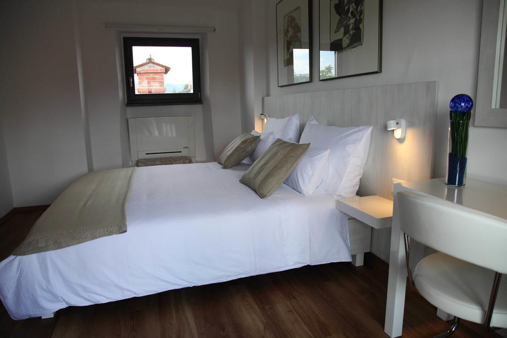 Boutique Hotel Dvor Dobrovo Rum bild