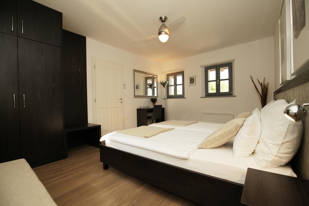 Boutique Hotel Dvor Dobrovo Exteriör bild