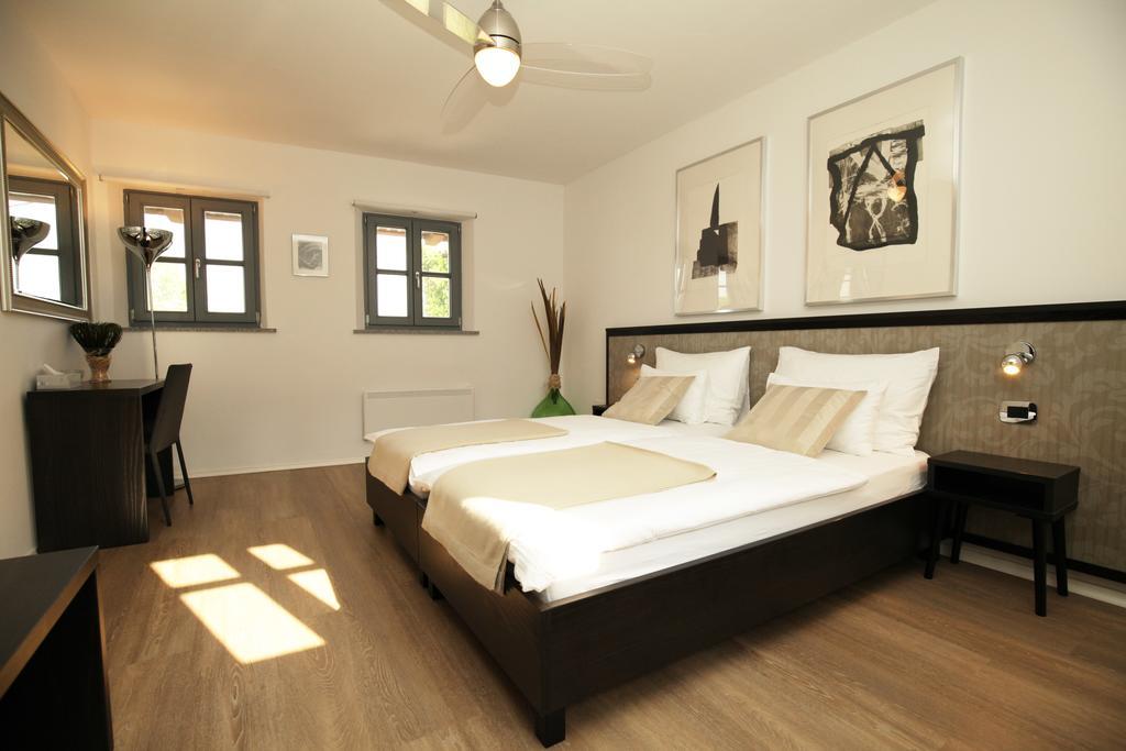 Boutique Hotel Dvor Dobrovo Exteriör bild